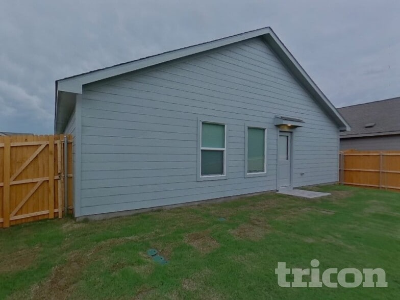 Building Photo - 913 Mossycup St