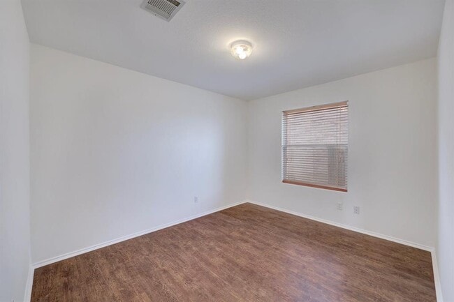 Building Photo - 1912 Avante Dr