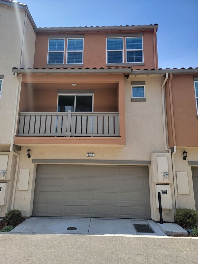 Building Photo - Beautiful 3 story home with 4 bedrooms 3.5...