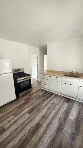 Building Photo - 121 Maple Ave