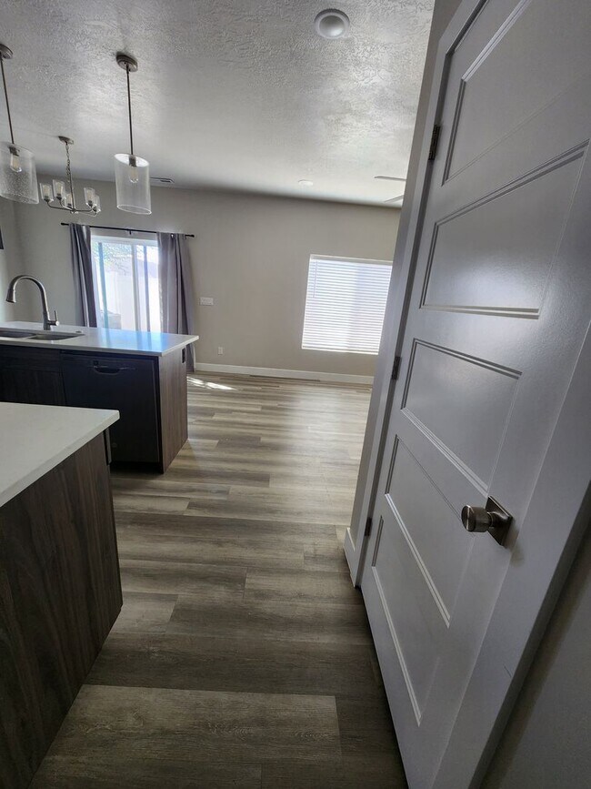 Building Photo - Modern 3-Bedroom Home with Balcony for Ren...