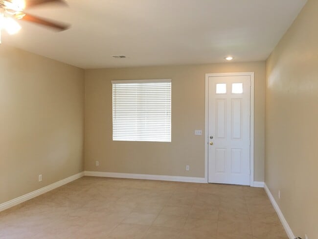 Building Photo - Gorgeous 3 Bed/ 2.5 Bath Home In Green Valley