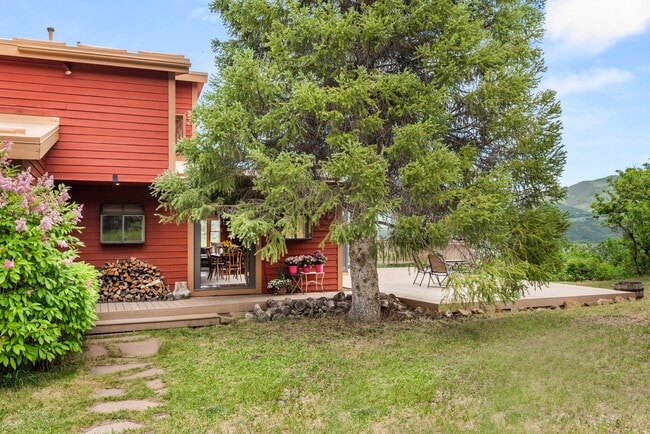 Building Photo - 2020 Juniper Hill Rd