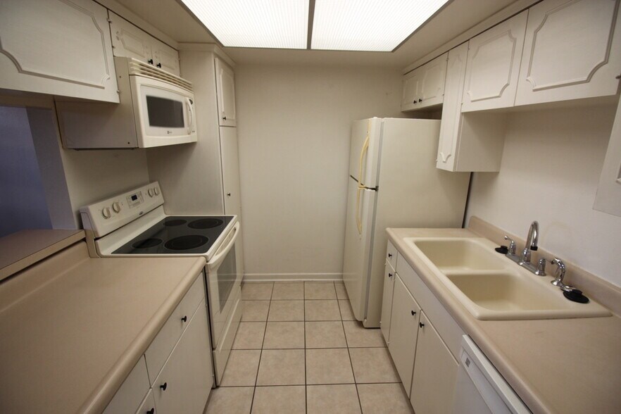 Building Photo - 8401 N New Braunfels Ave