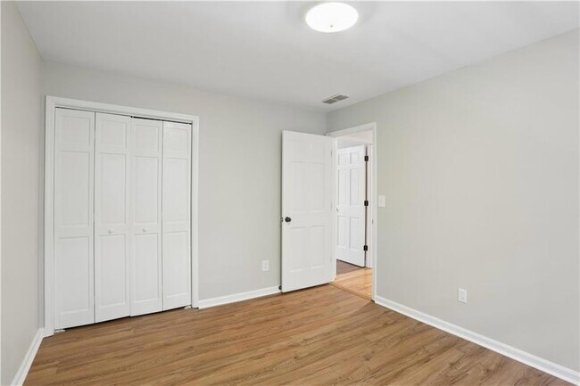 Building Photo - 2063 Six Branches Dr