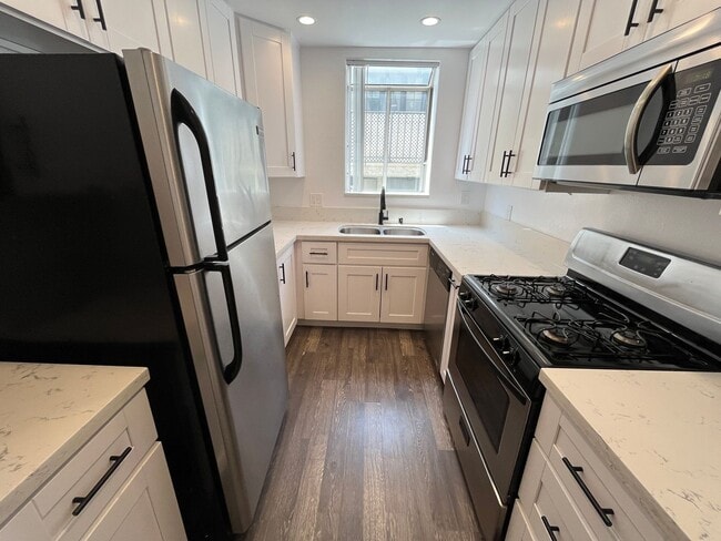 Interior Photo - 114 North Doheny Drive