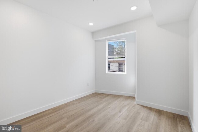 Building Photo - 1027 W Arizona St
