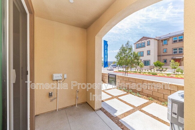 Building Photo - 28048 Oakdale Dr