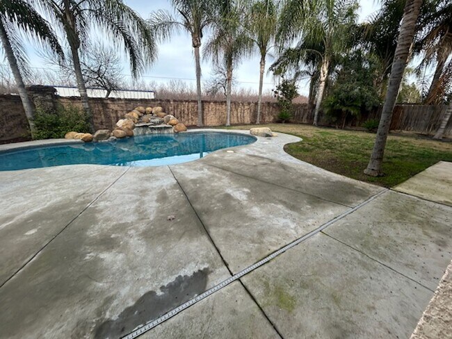 Building Photo - 4 Bedroom 2.5 Bathroom in NW Visalia with a Pool!! Just in Time for Summer!!!