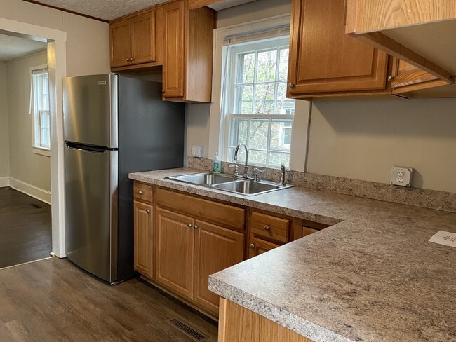 Building Photo - "Charming 3-Bed Home with 1.5 Baths in Fro...