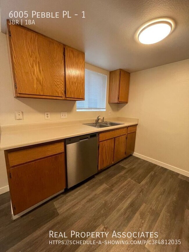 Building Photo - Affordable 3 bed, 1 bath unit w/laundry in...