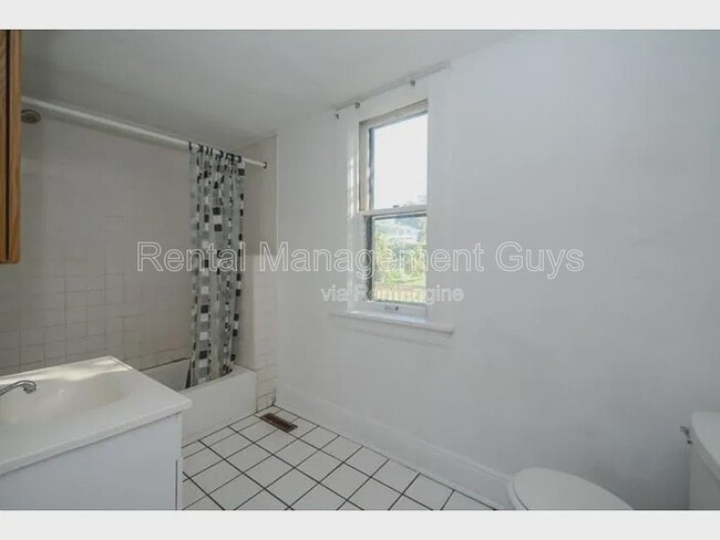 Building Photo - 650 Central Ave W