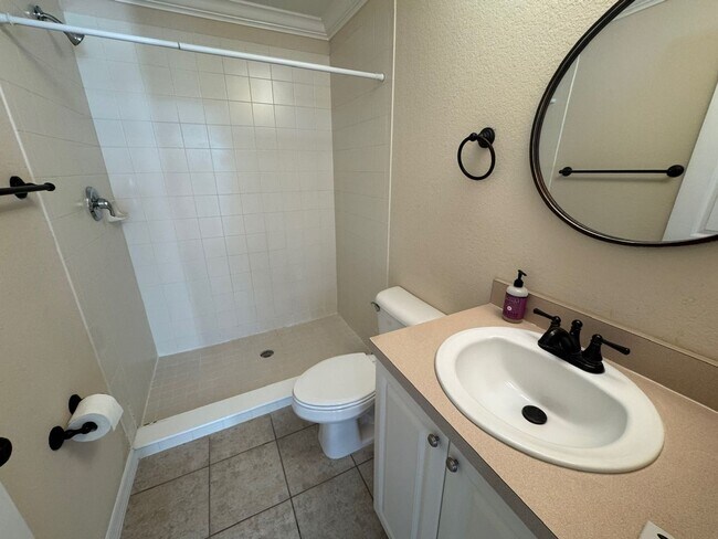 Building Photo - Must see! 2 bed / 3 bath townhouse in Palmetto