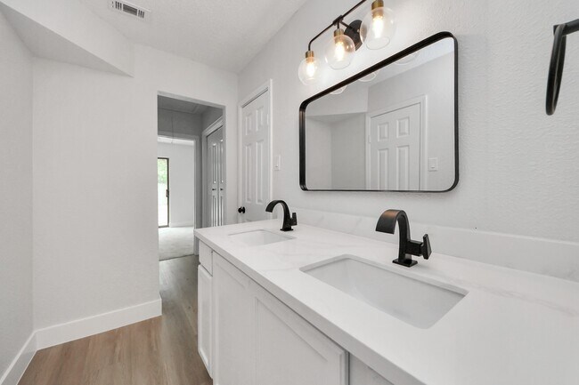Building Photo - 7427 Willow Oak Dr