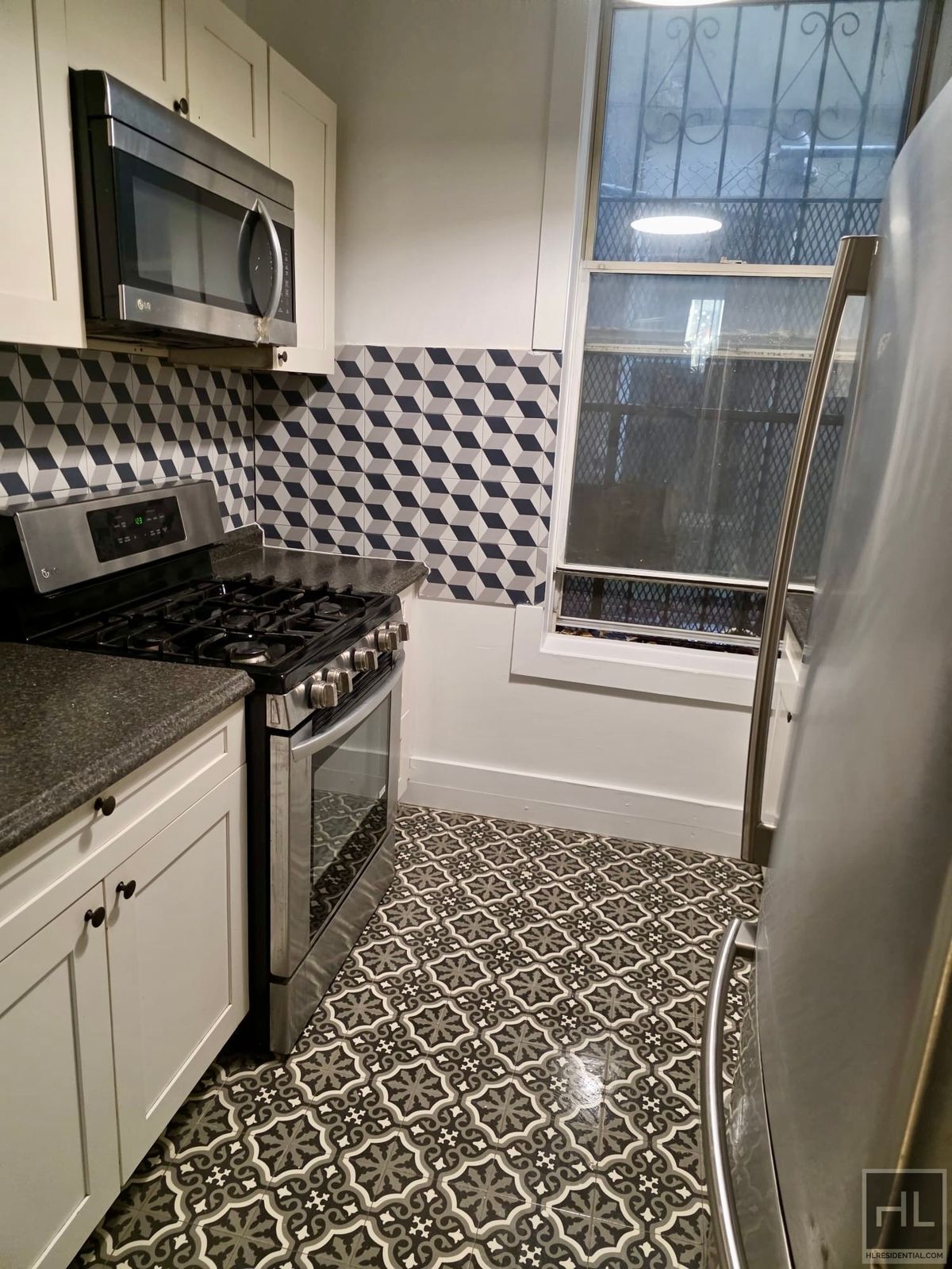 Building Photo - 3BR 1BA Massive Backyard w/ Performance Stage