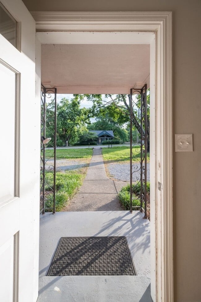 Building Photo - **UPDATED 3-BEDROOM DUPLEX WITH ATTACHED G...