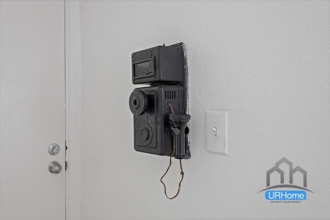 Building Photo - Exceptional Value: Charming Portland Studio ($1,100)