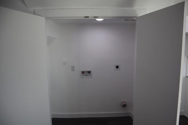 Building Photo - 8217 Bigwood St