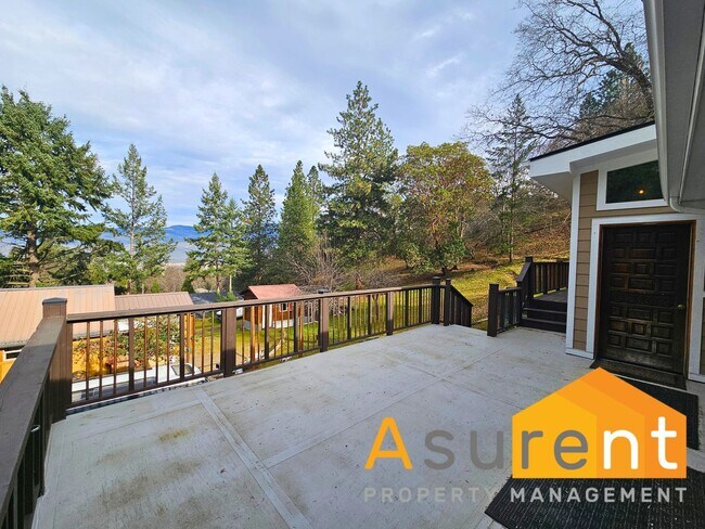 Building Photo - Stunning Home located in the picturesque Ashland