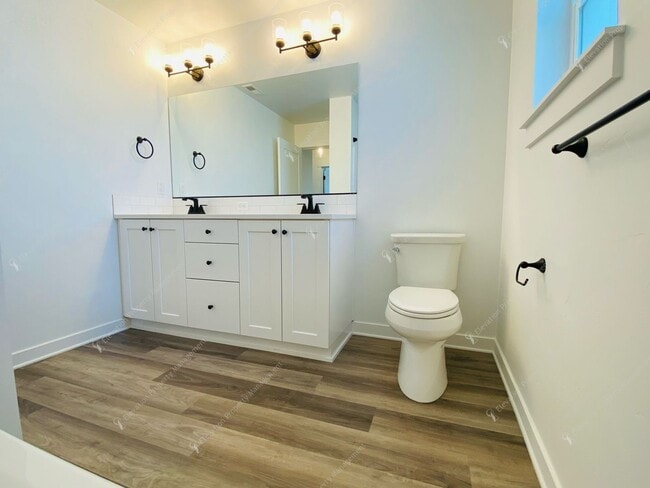 Building Photo - Bright & Spacious SE Bend Retreat with Vau...