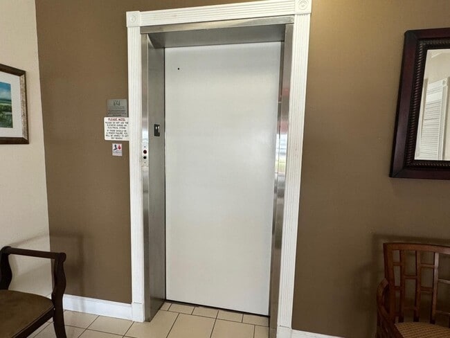 Building Photo - 3051 NE 47th Ct