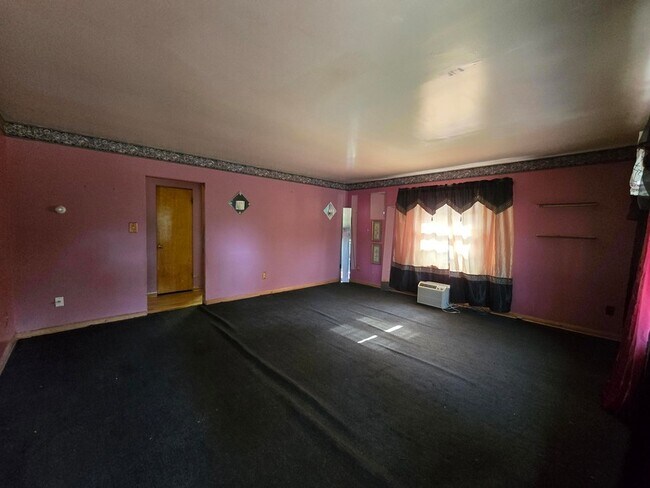 Building Photo - 535 E 43rd Ave