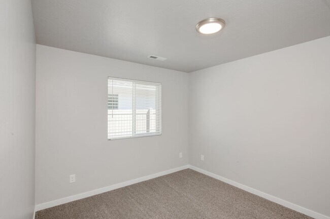Building Photo - Open Concept Living!