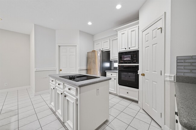 Building Photo - 8023 Oakwood Hollow St