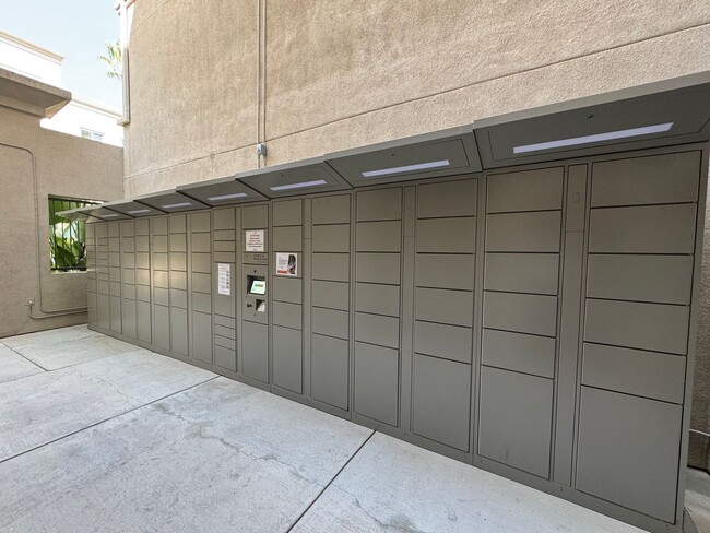 Building Photo - Stunning 1Bd/1Ba Condo in The Heart of Irv...