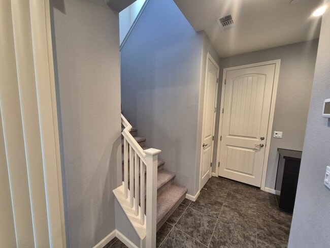 Building Photo - 4 Bedroom 2.5 bath Available now