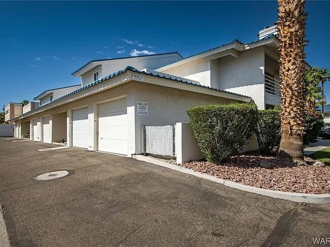 Building Photo - 1800 Club House Dr