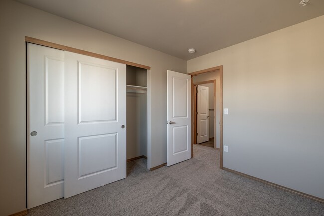 Building Photo - 3 Bedroom 2 Bath Apartment Pet Friendly!