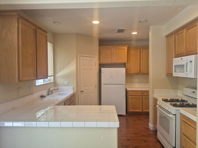 Building Photo - 5343 Dunlay Dr