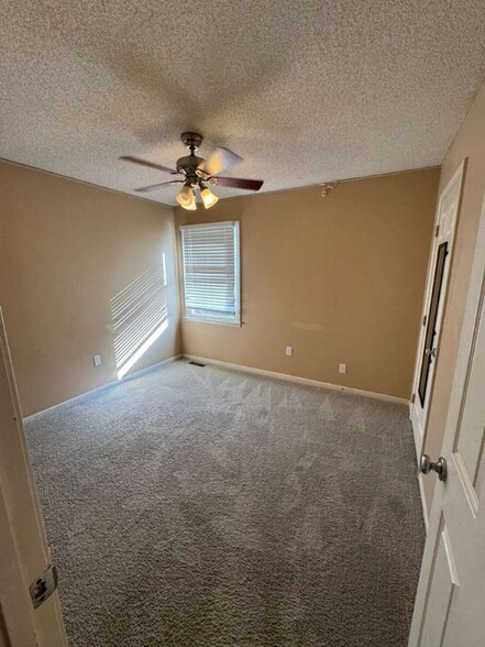 Building Photo - 13853 W 123rd St