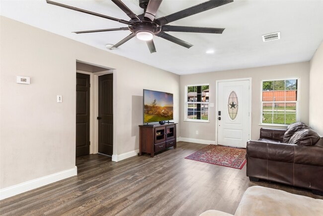 Building Photo - 218 Waterfall Dr