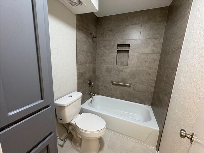 Building Photo - 312 S Poplar St