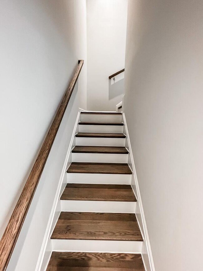 Building Photo - 607 Southview Ln