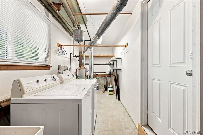 Building Photo - 35 Tomcyn Dr