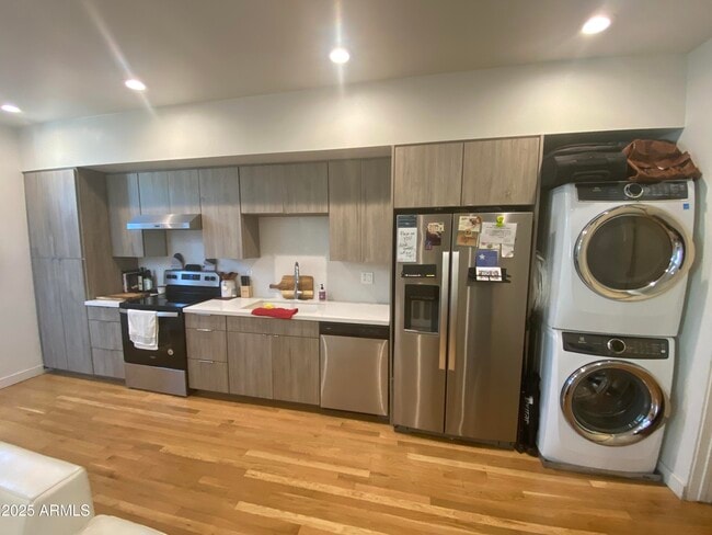 Building Photo - 528 W Culver St