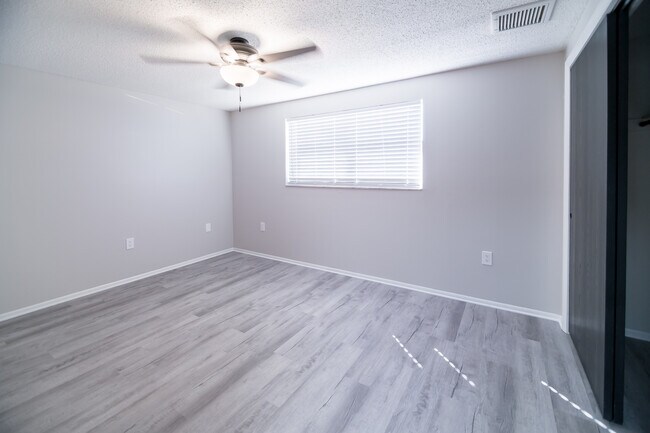 Building Photo - 6443 Lomand Ave