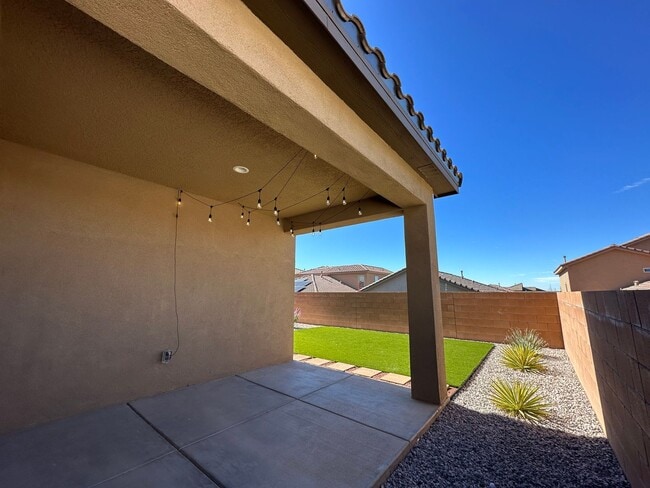 Building Photo - Beautiful Spacious Home!! Don't miss this ...