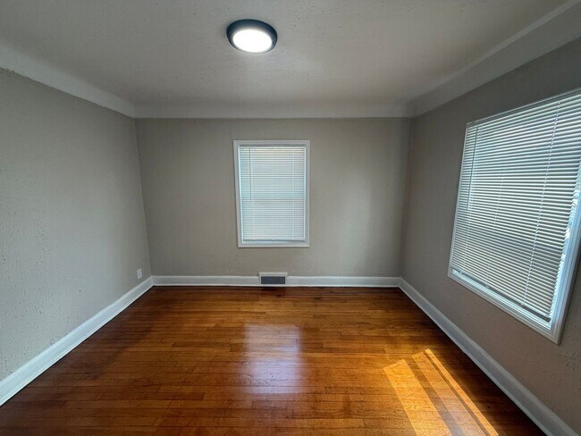 Building Photo - Renovated 2-Bedroom Home – We Welcome Sect...