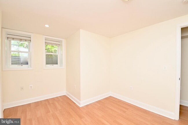 Building Photo - 620 9th St NE