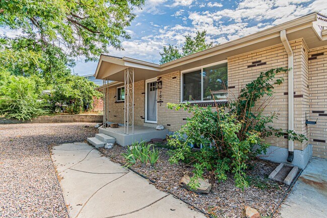 Building Photo - Charming 3BD, 2BA Arvada Home with 2-Car Garage and Yard