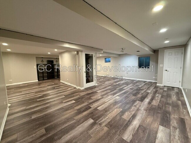 Building Photo - 882 Clarendon Ln