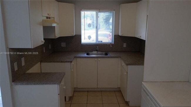 Building Photo - 13950 NE 2nd Ave