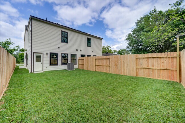 Building Photo - 4554 Newberry St