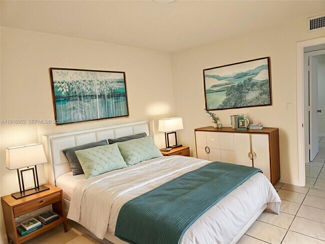 Building Photo - 311 W Park Dr