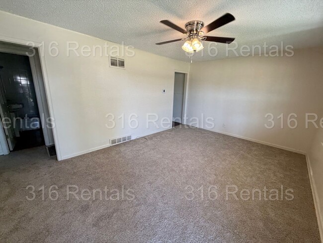 Building Photo - $1100 - 2 bed 1 bath - Single Family Home