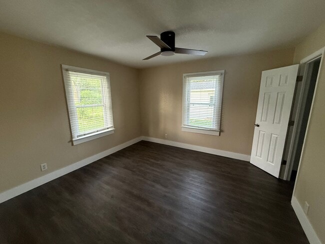 Building Photo - 2 Bed 1 Bath House with Office, Laundry Room and Garage